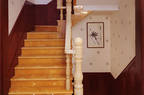 崇义中式别墅室内汉白玉石楼梯的定制安装装饰效果
